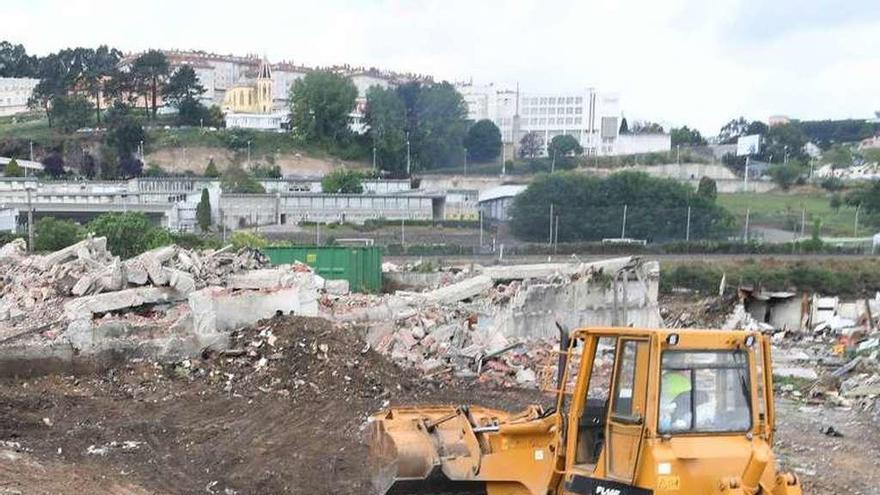 Labores de limpieza, tras el derribo de la nave de La Toja.