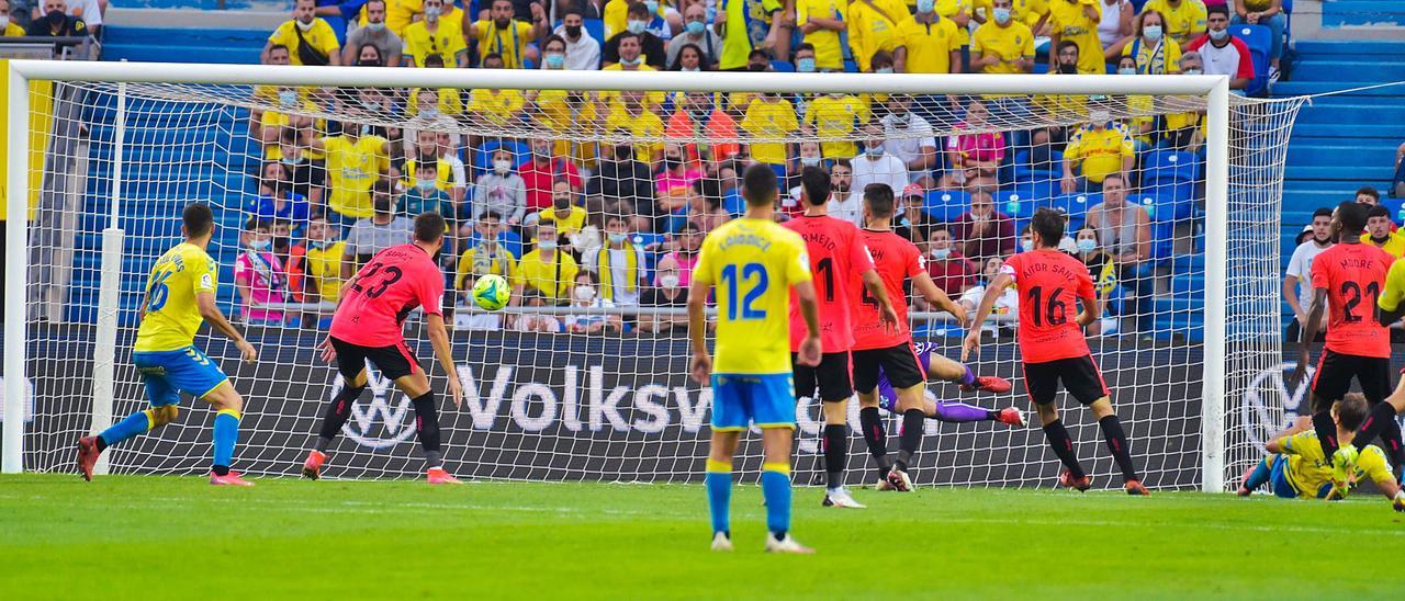 El balón entra en la portería del Tenerife en el minuto 92 de partido para darle el triunfo a la Unión Deportiva.