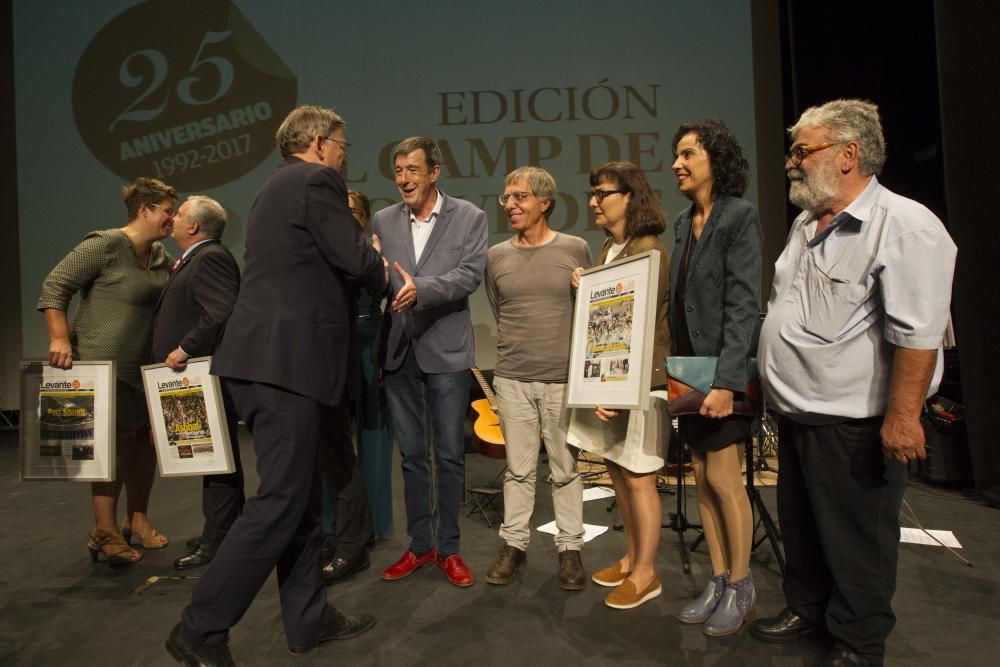 El presidente de la Generalitat, Ximo Puig, felicita en el escenario a los cinco representantes de Acció Ecologista Agró.