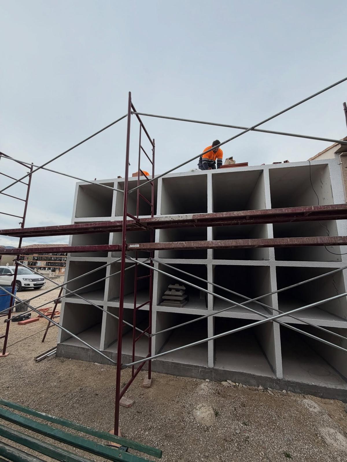 Operarios trabajando en las obras de construcción de nichos en el cementerio de Albaida.