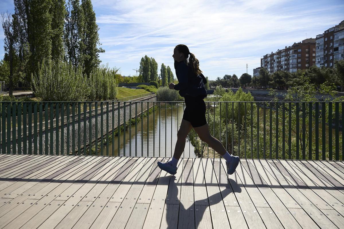 Una viandante pasea en un día soleado