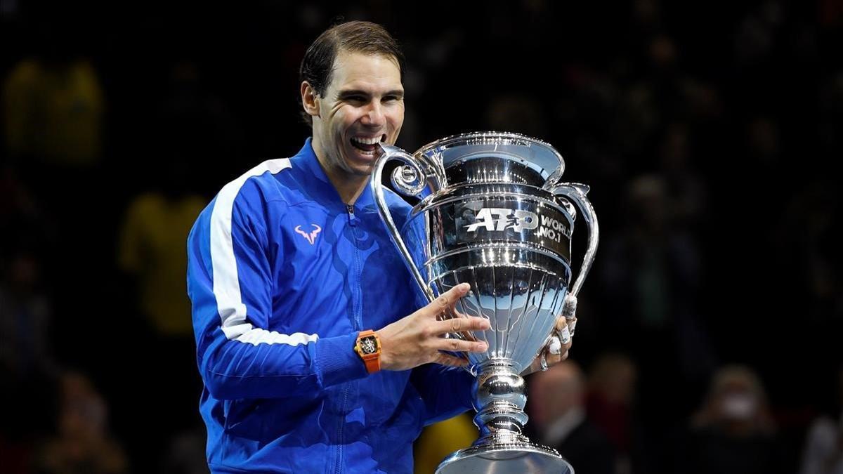 Rafael Nadal muerde el trofeo que le acredita como el mejor del 2019.