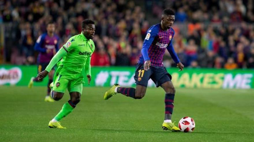 Moses Simon persigue a Dembelé en una acción del choque.