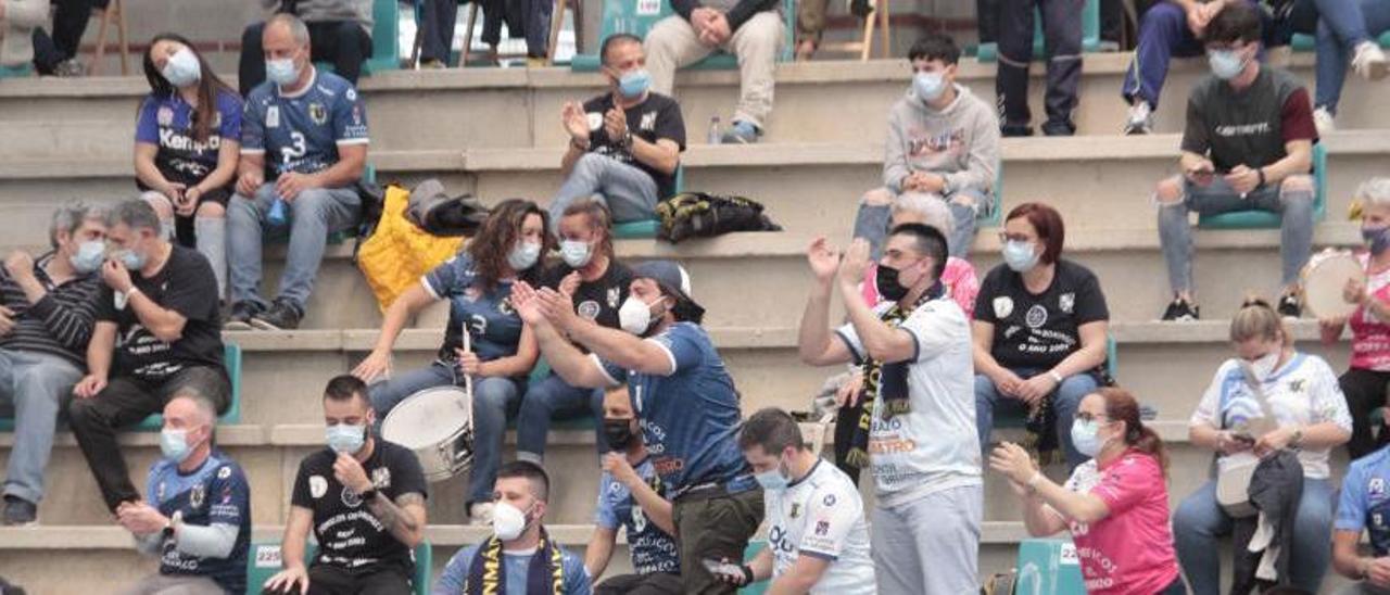 Aficionados y miembros de la peña A Marea Azul en un partido de la temporada pasada. |  // SANTOS ÁLVAREZ