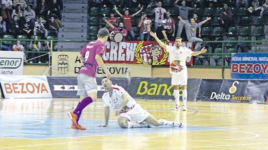 Un jugador local se queja de una falta del Palma Futsal.