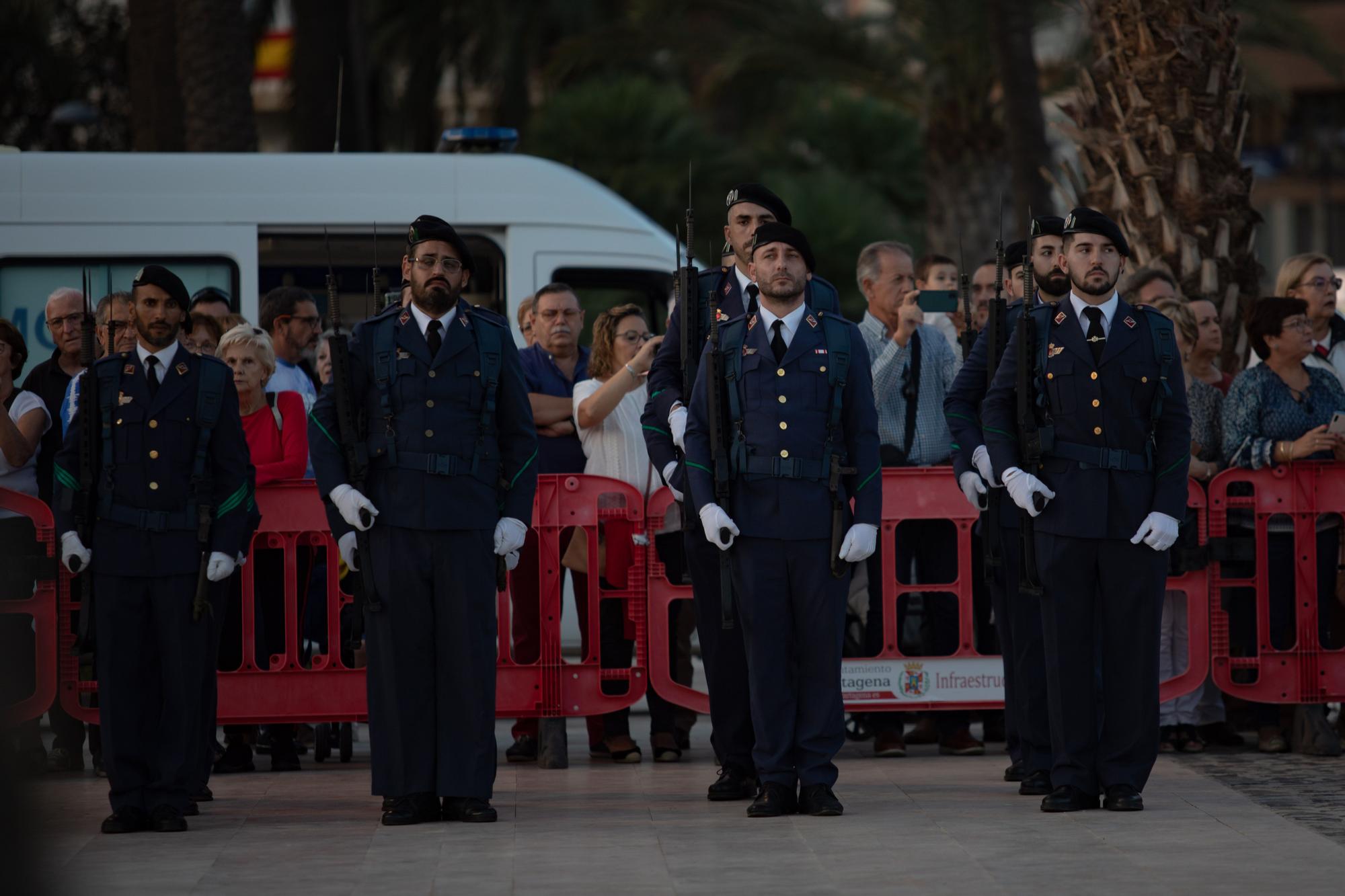 Arriado de la bandera de España en Cartagena