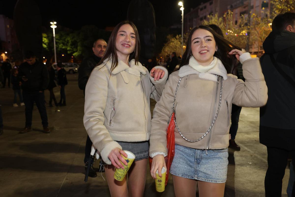 Galería de imágenes: Tardeo en la plaza del Estadio de la Cerámica de Vila-real