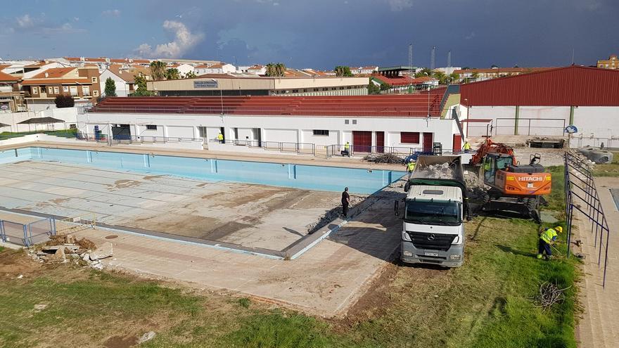 Comienzan los trabajos para reformar la piscina de Almendralejo