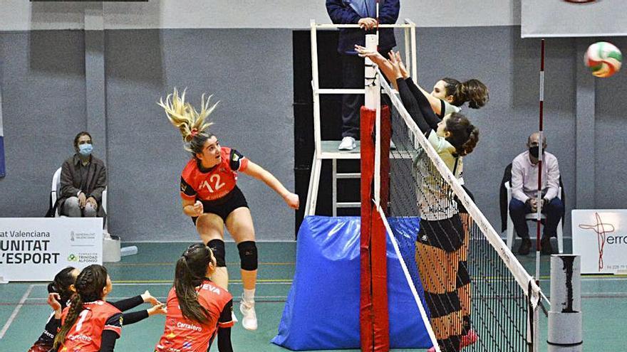 Ataque de las chicas del CV Xàtiva en el partido. | CLUB VOLEIBOL XÀTIVA