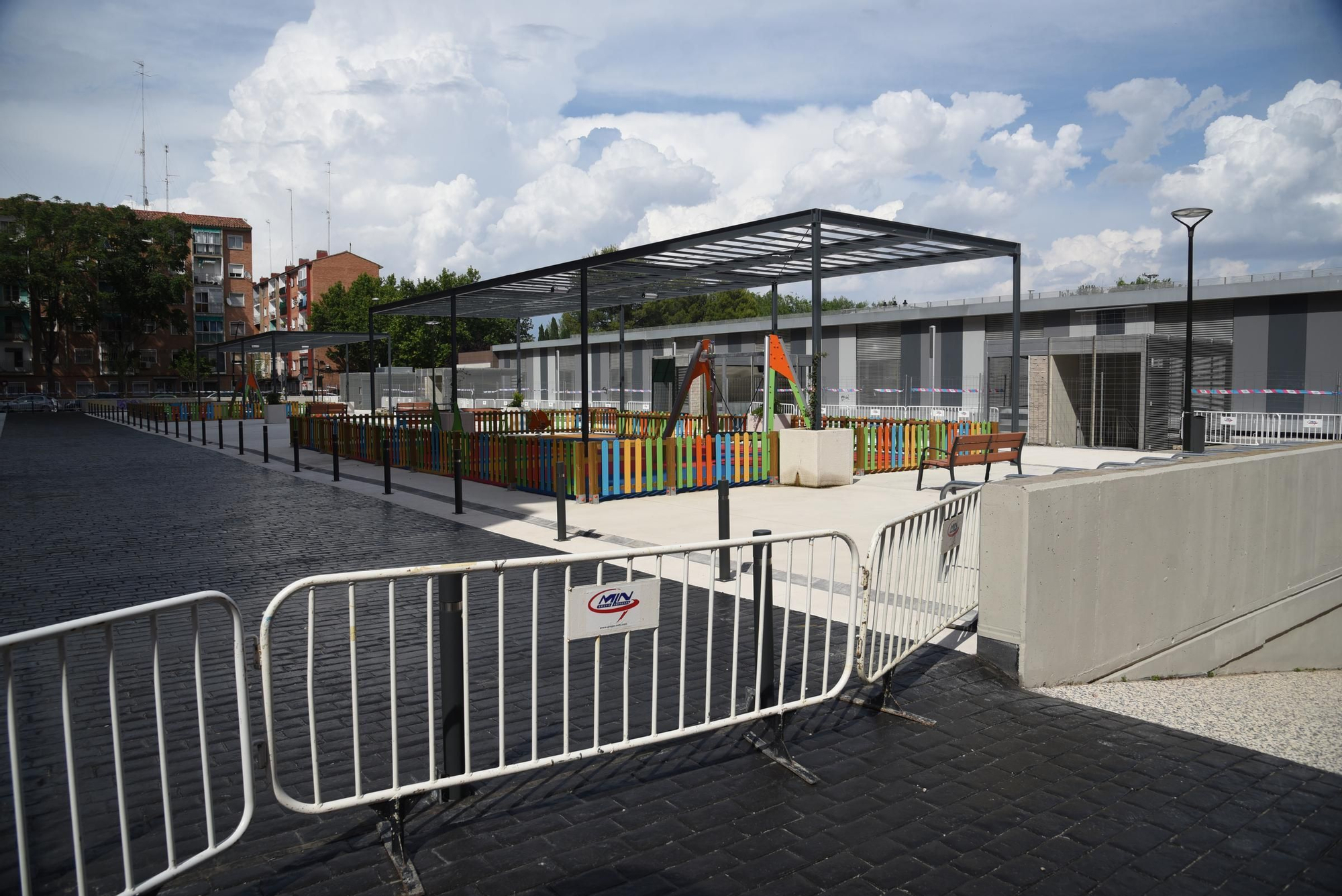 En imágenes | Así es la nueva plaza junto al parque Bruil de Zaragoza