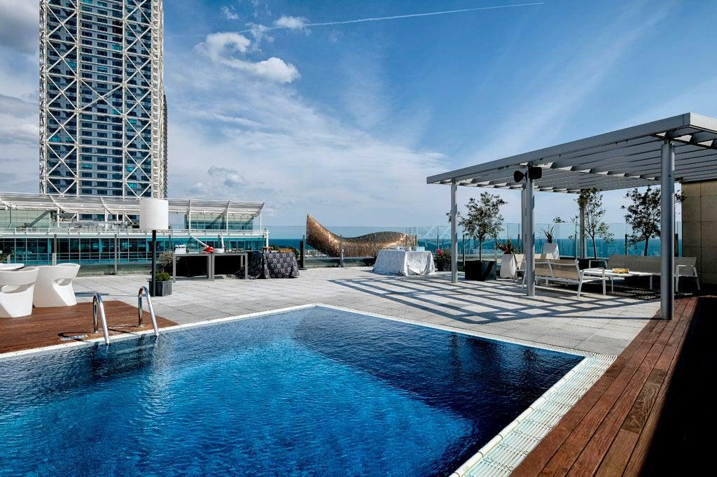 A un paso de la playa, con vistas sobre el Pez Dorado de Frank Gehry y el Mediterráneo.