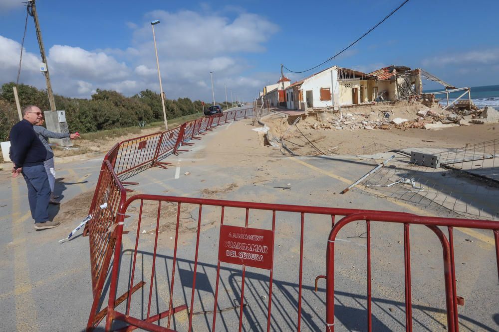 La desaparición de alguna de las casas tradicionales de la playa Babilonia ha provocado que la arena ocupe el hueco de las parcalas.