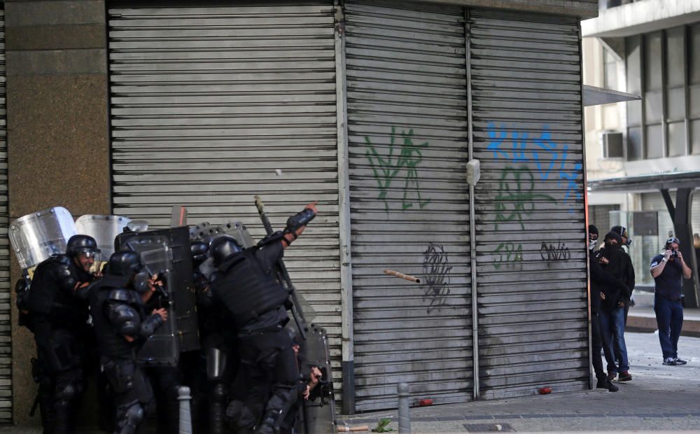 Policías antidisturbios, en formación ante la resistencia de los manifestantes anti-gobierno, en Río de Janeiro.