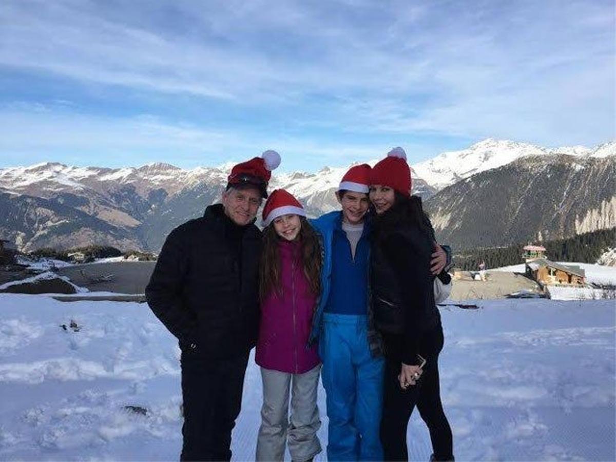 Catherine Zeta-Jones felicita la Navidad en familia desde los Alpes franceses