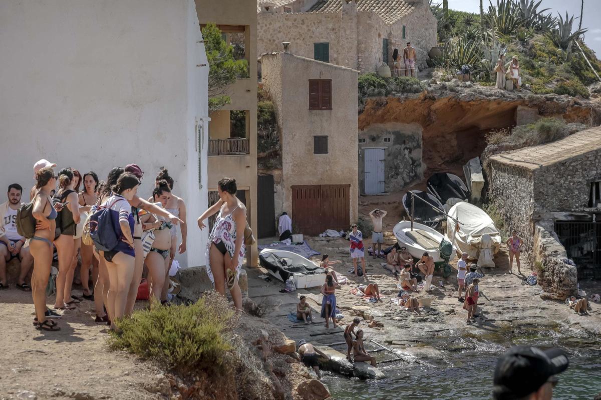 Turistas se concentran al lado de viviendas.