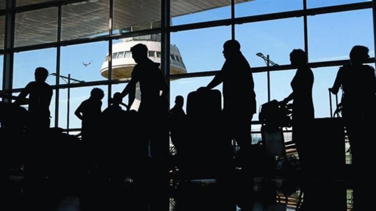 Pasajeros esperando en la Terminal T-1 del aeropuerto de Barcelona-El Prat.