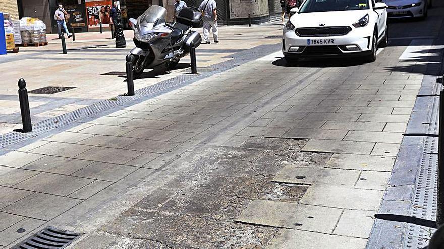 Grietas y desperfectos en la calzada de Don Jaime I.  | ANDREEA VORNICU