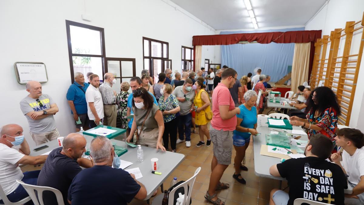 Un colegio electoral en Córdoba, en plena ebullición.