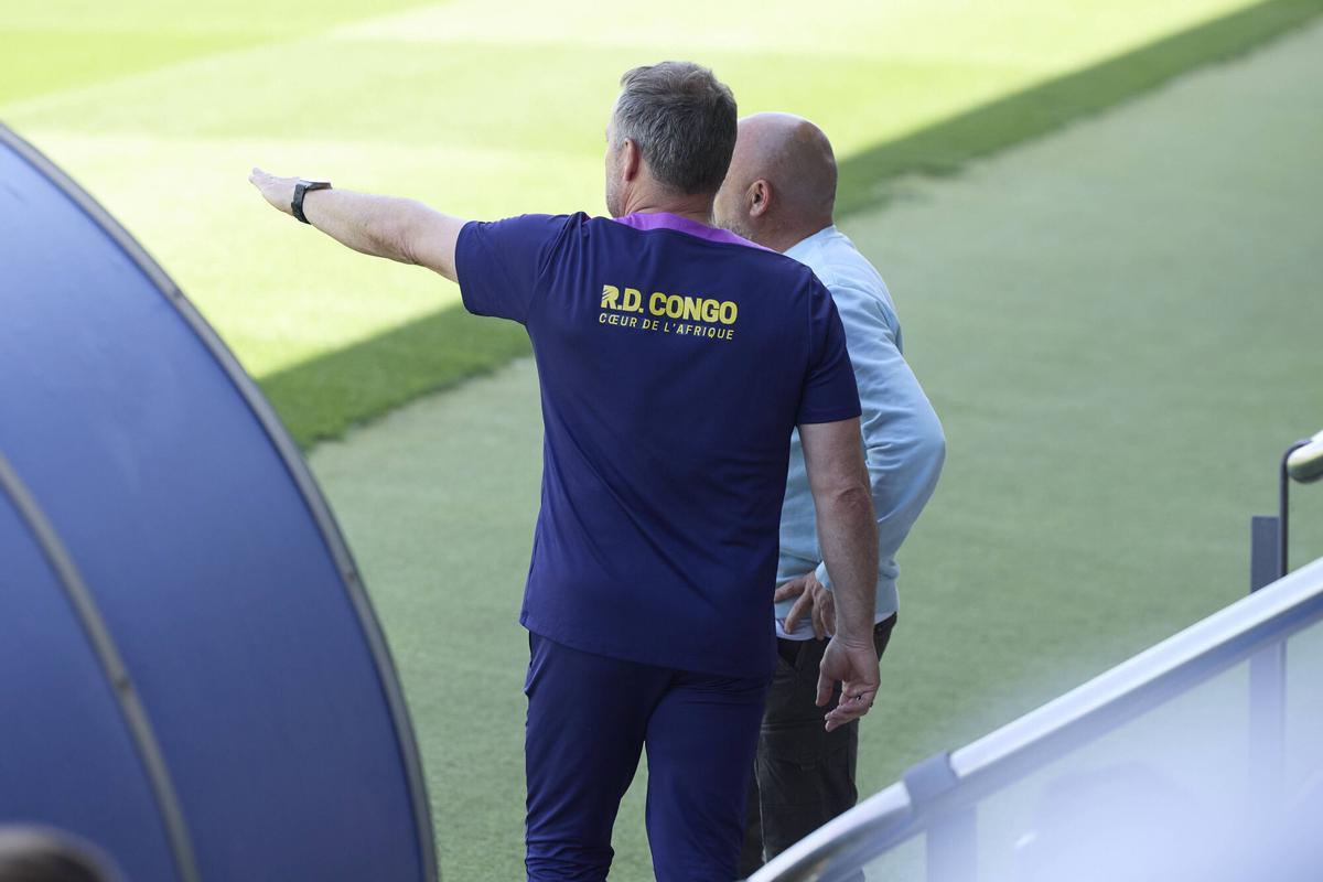 Saludo previo al partido de Hansi Flick entrenador del FC Barcelona y Manolo Garcia entrenador del RCDE previa al partido de La Liga EA Sports contra el Espanyol Foto: Dani Barbeito Ciutat Esportiva Joan Gamper