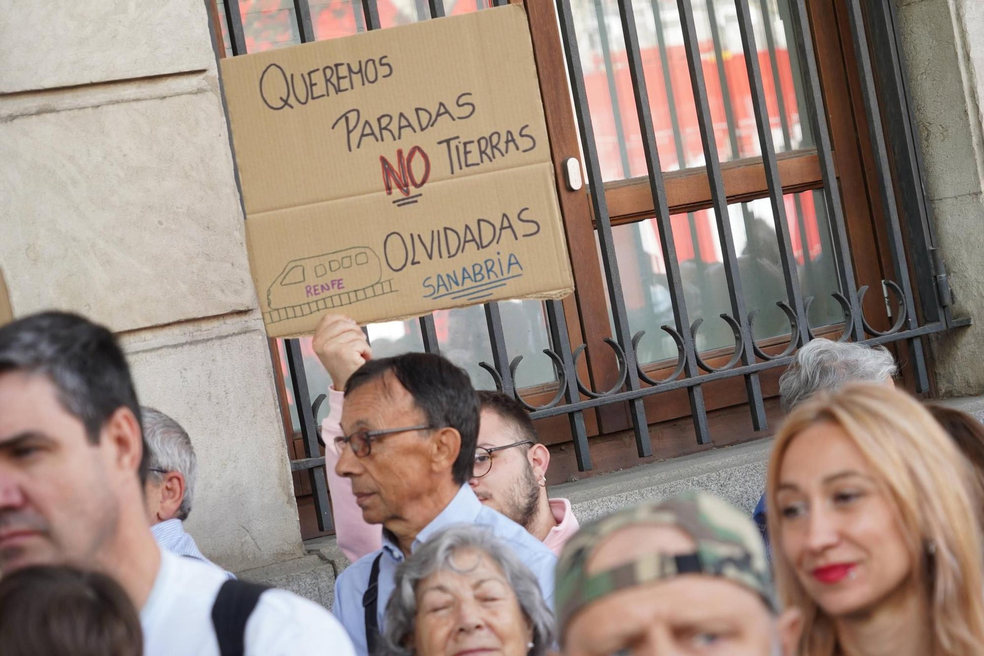Manifestación por el AVE de Sanabria en Madrid: protesta por el tren a las puertas de Renfe