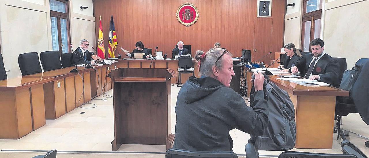 El hombre condenado, durante el juicio celebrado en la Audiencia Provincial de Palma.