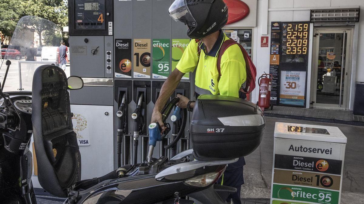 Un motorista, en un surtidor de carburantes.