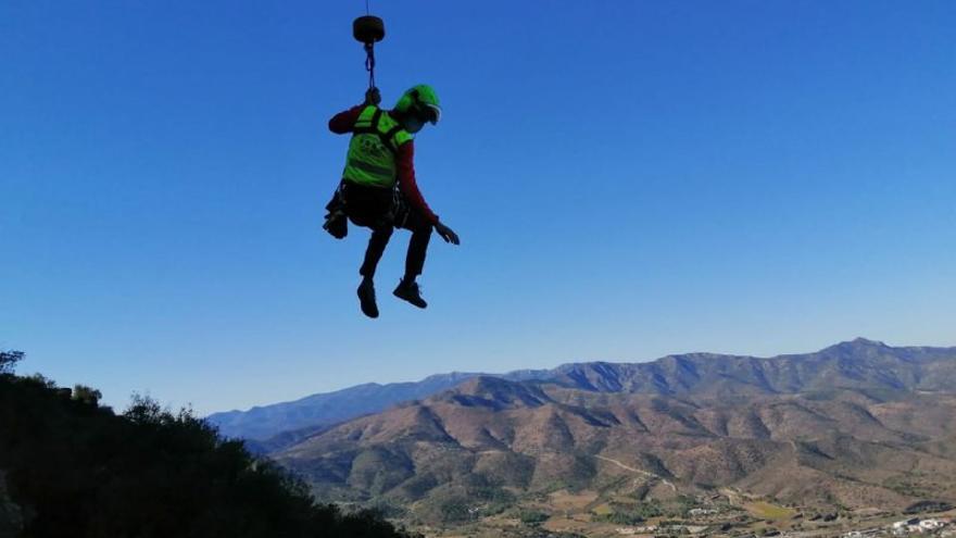 El moment en què es baixava un dels bombers amb l&#039;helicòpter per rescatar la parella a Llançà