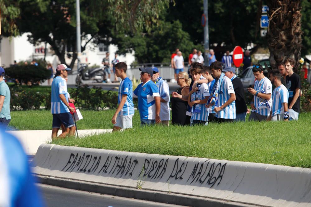 La protesta, convocada para los instantes previos al Málaga - Almería, ha sido más multitudinaria que otras anteriores y ha tenido un cántico más recurrente que otros: ¡Al Thani, vete ya!