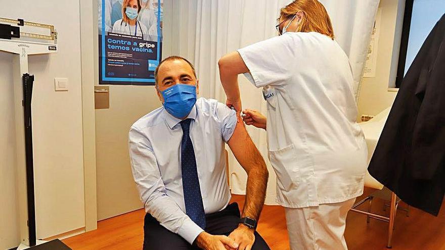 El conselleiro de Sanidade, Julio G. Comesaña, se vacunó en Lavadores.