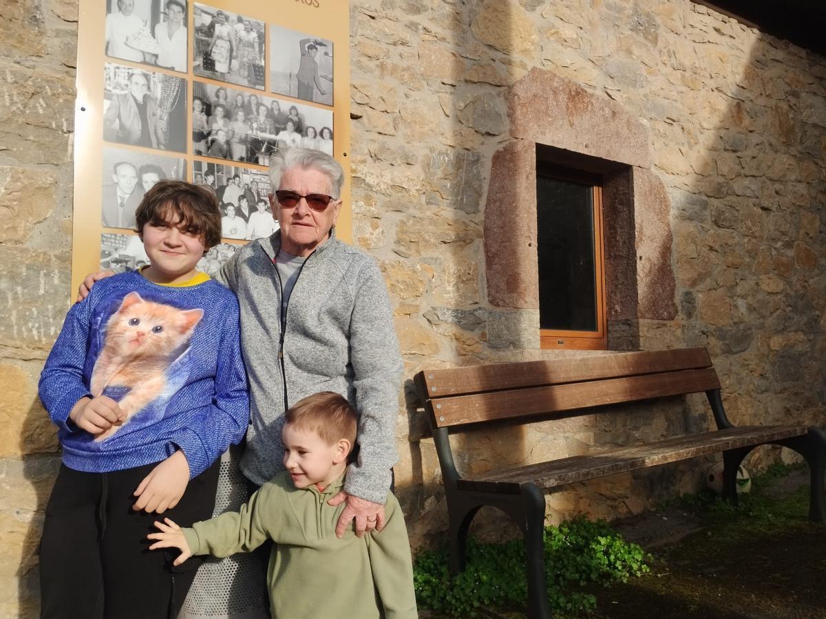 Pilar Fernández con sus nietos, Pilar y Daniel Martínez.
