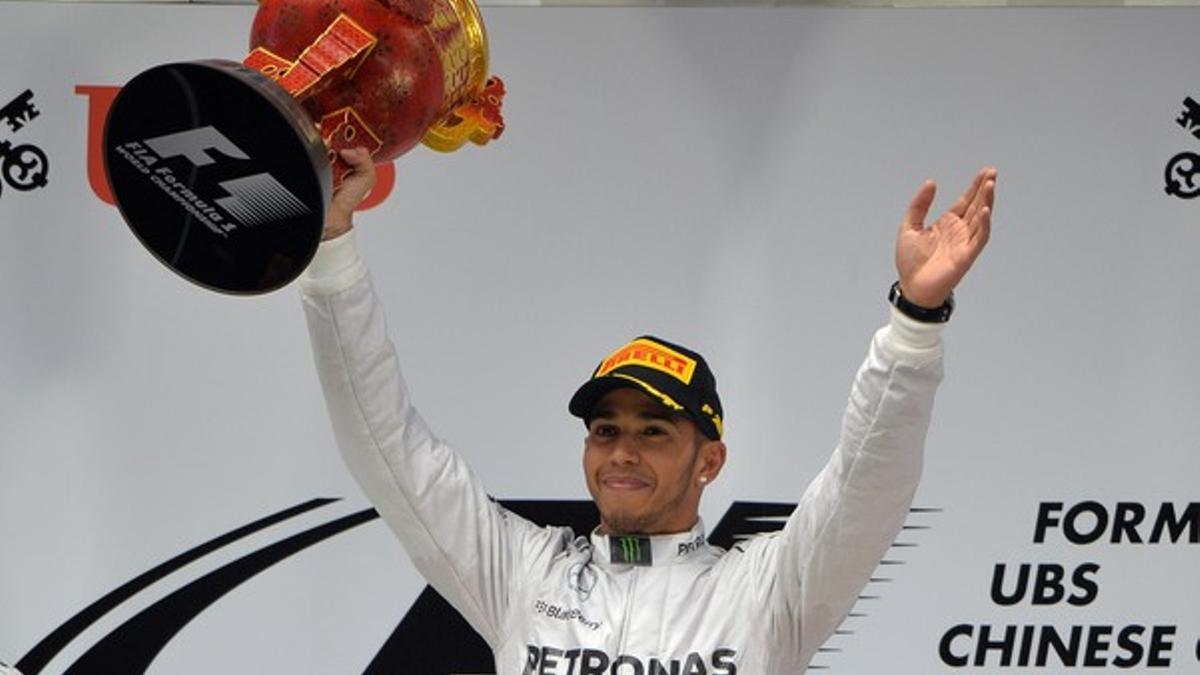 Hamilton celebra en el podio la victoria en el Gran Premio de China.