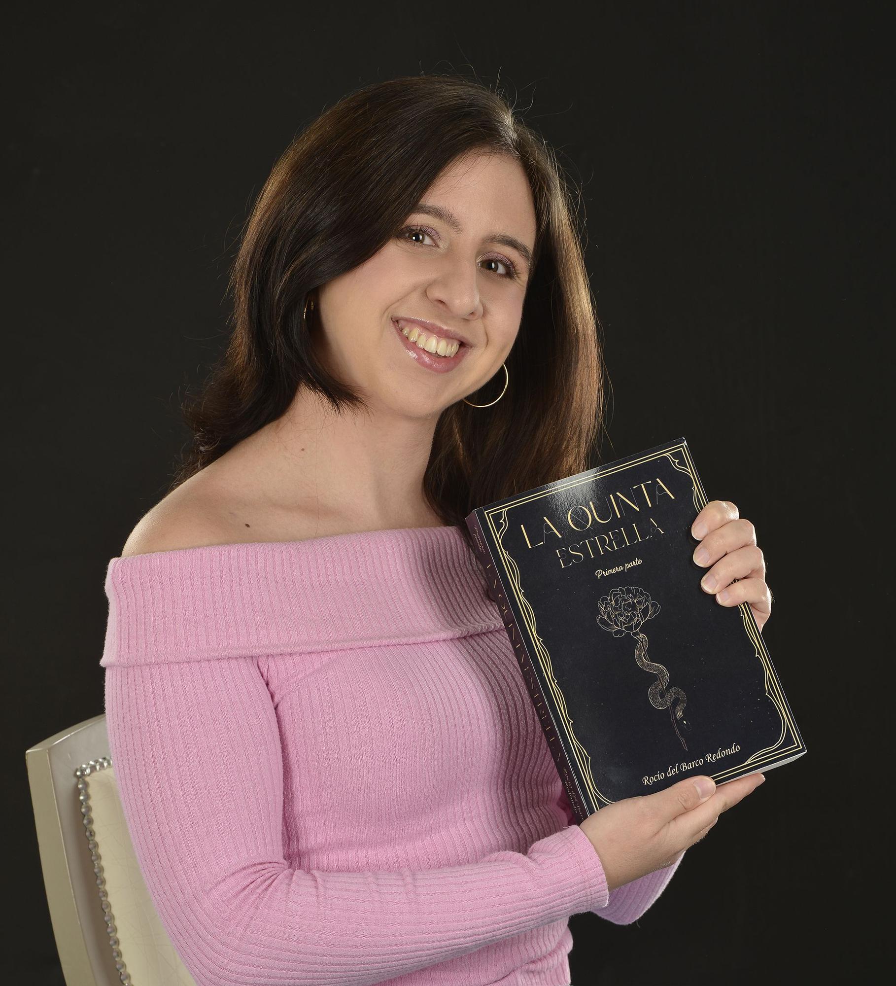 La autora con el libro 'La quinta estrella'