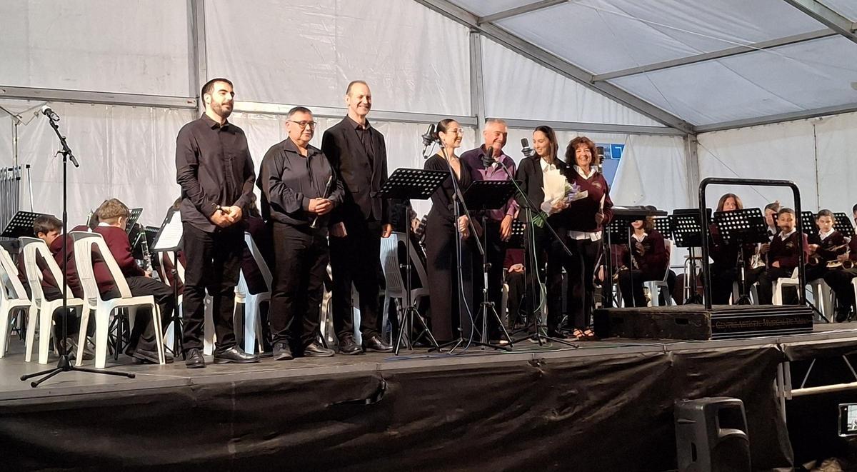 Los músicos que han participado con la Banda Jove en el concierto solidario