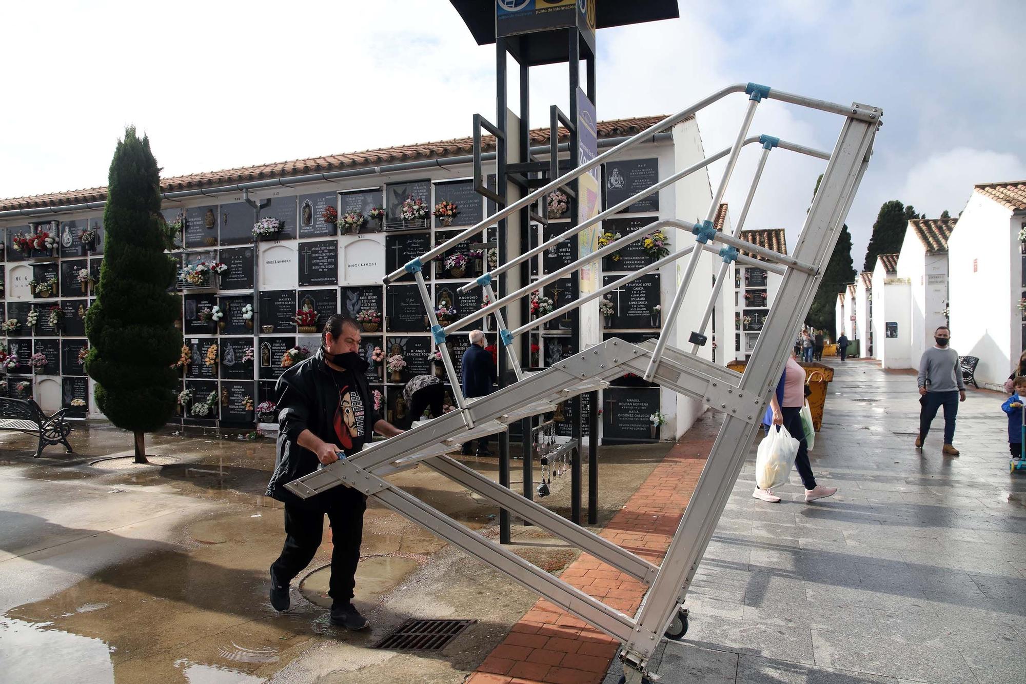 La lluvia da tregua en Córdoba para un día de visita a los cementerios sin bulla