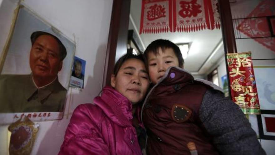 Mei Qiuyu y su hijo Wang , de 5 años, ayer en su casa del distrito de Daxing en Pekín.