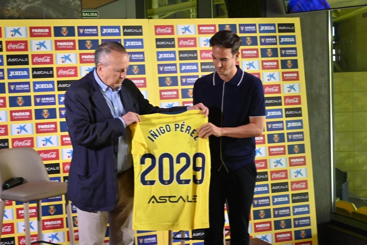 Iñigo Pérez, durante su presentación como nuevo entrenador del Villarreal junto al presidente amarillo, Fernando Roig.