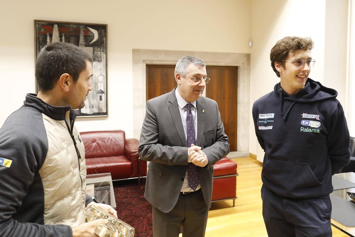 Girona. Diputacio. Miquel Noguer (president Diputacio) fa la rebuda institucional a Pau Navarro i Jan Rosa, guanyadors del Dakar en challenger; i Oriol Vidal, guanyador en stock