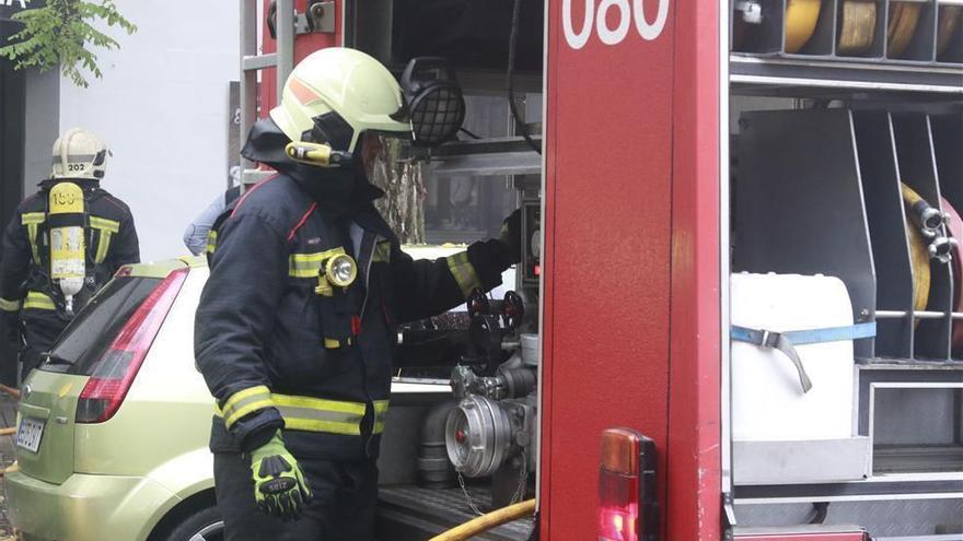 Los bomberos acuden a apagar un vehículo incendiado a la altura del polígono San Carlos