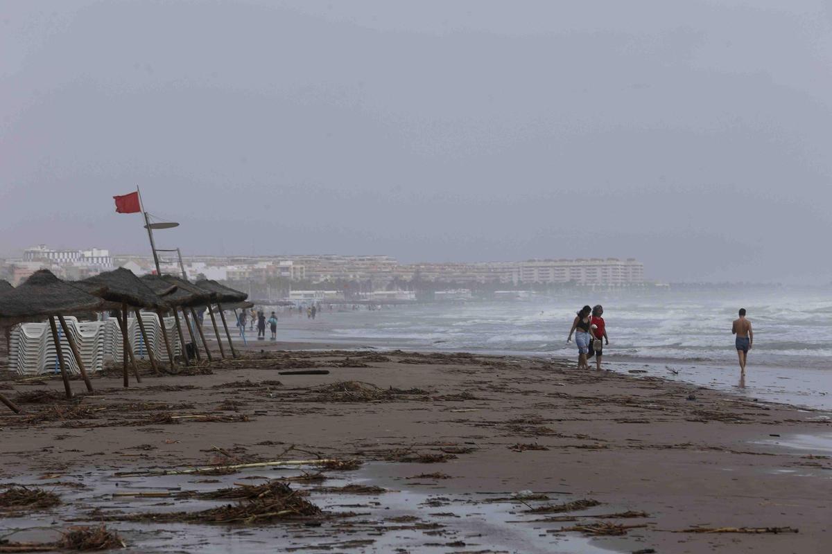 La playa de la Malvarrosa despues del temporal La playa de la Malvarrosa despues del temporal