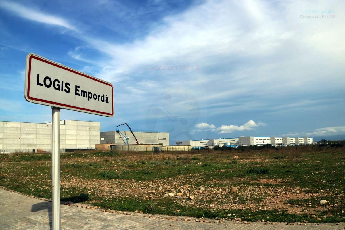 El Logis Empordà amb la nau d'Amazon al fons.