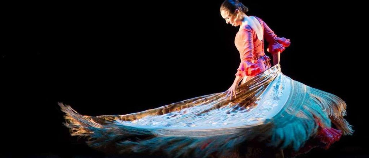 Yolanda Osuna, durante uno de sus números en Las Minas Puerto Flamenco.