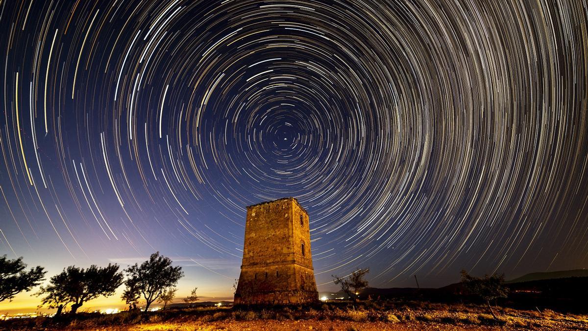 Circumpolar sobre la torre del telégrafo del cerro de la Jedrea, en San Antonio de Requena