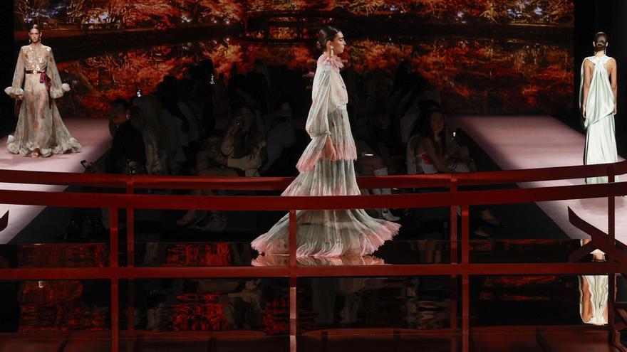 Isabel Sanchis tiñe de verde y rosa la pasarela madrileña