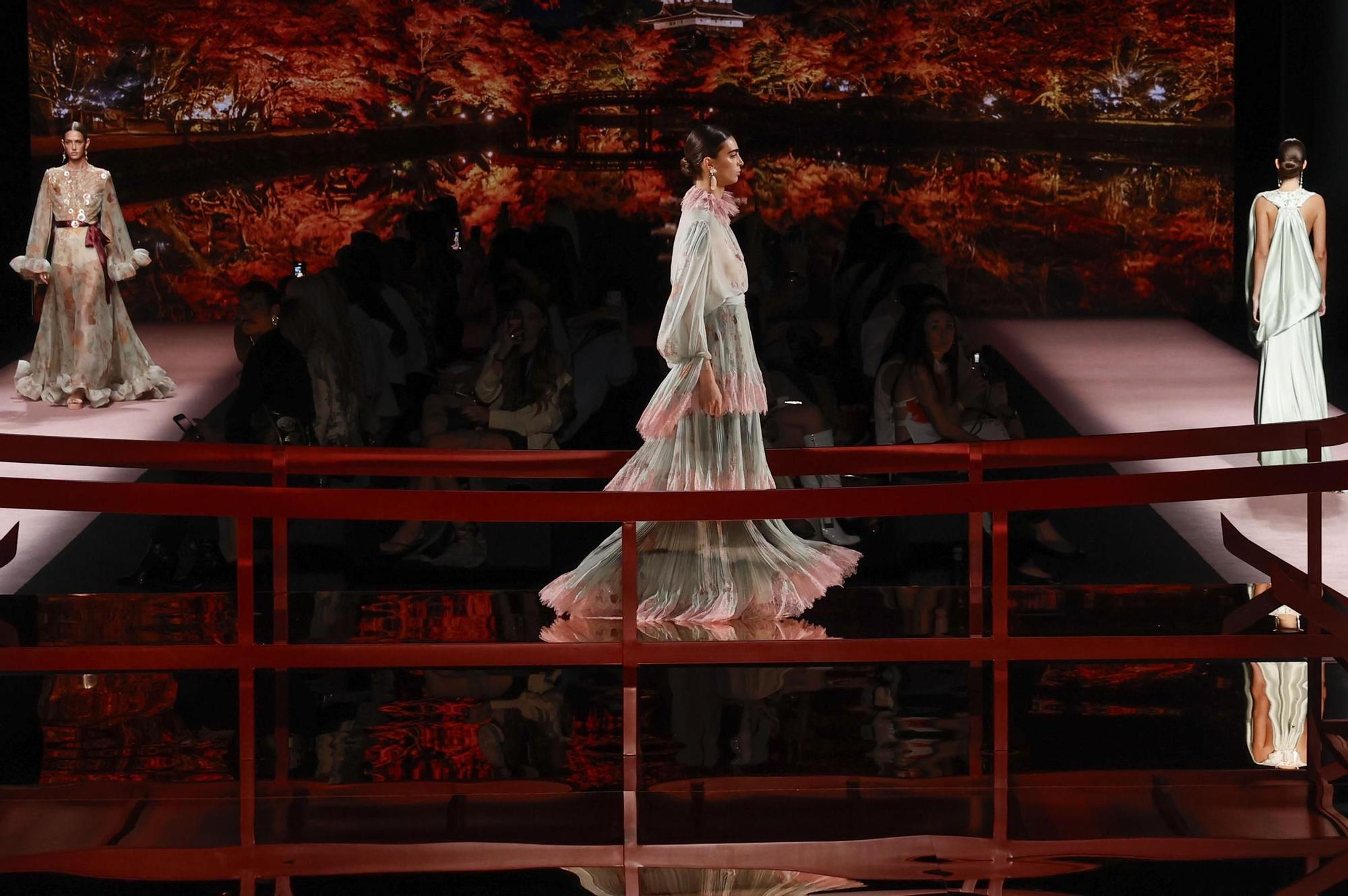 Isabel Sanchis tiñe de verde y rosa la pasarela madrileña