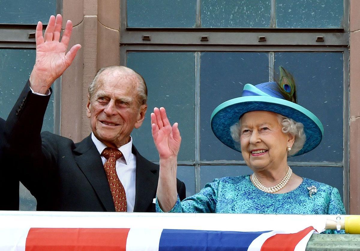 La Reina Isabel II y el Duque de Edimburgo saludando en Palacio