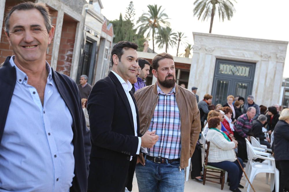 Un amplio número de vecinos se sumó a la celebración de los 200 años del cementerio de Cox.