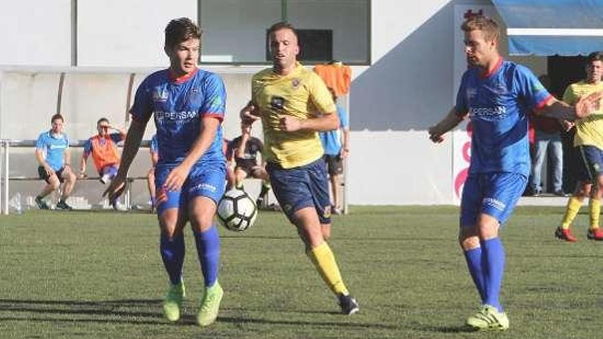 Un jugador del Sanxenxo presiona a un rival. // Iñaki Osorio