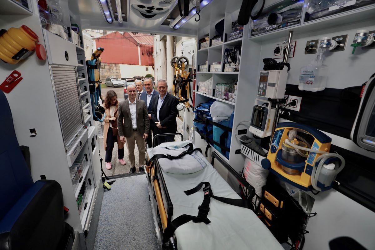 Un momento de la visita del conselleiro de Sanidade a la nueva dotación del 061 en Pontevedra.