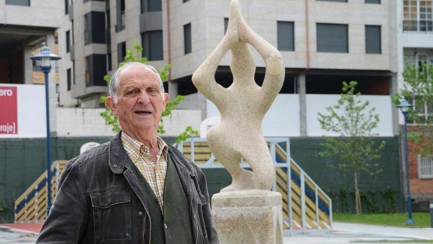 Manuel Coia, ante una de sus últimas esculturas en Cangas, en la plaza de la calle San Xosé.//Gonzalo Núñez