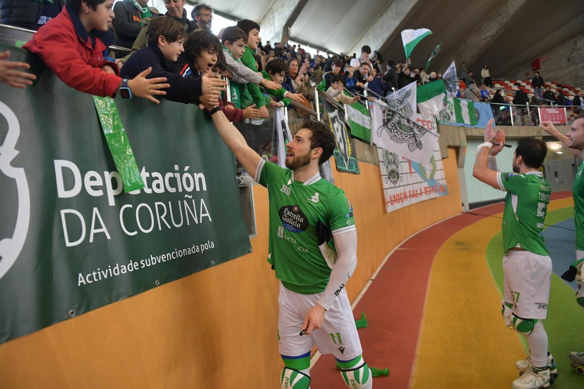 Nuno Paiva y Toni Pérez saludan a la afición al término del Liceo-Barcelona en el Palacio de los Deportes.